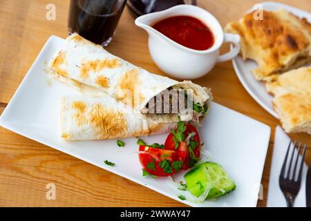 Georgische Küche. Saftiger lula-Kebab aus Fleisch und Gewürzen. Serviert Gerichte im Restaurant in Pita Stockfoto