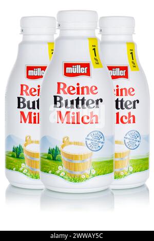Stuttgart, Deutschland - 11. April 2023: Reine Buttermilch aus der Firma Theo Müller isoliert auf weißem Hintergrund Porträtformat in Stuttgart. Stockfoto