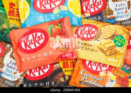 Stuttgart, Deutschland - 12. Oktober 2023: Verschiedene Typen von KitKat Kit Kat Schokoladenriegeln aus Japan von Nestle als Hintergrund in Stuttgart, Germa Stockfoto