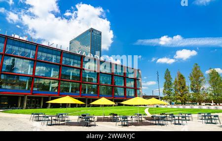 Philadelphia, Pennsylvania - 6. September 2023: Das Bulletin Building am Drexel Square in Philadelphia vor dem Bahnhof 30th Street Stockfoto