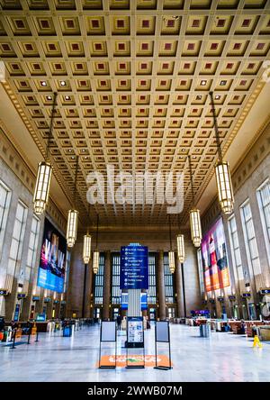 Philadelphia, Pennsylvania - 6. September 2023: Innenraum der 30th Street Station, ein historisches Gebäude und eine wichtige intermodale Transitstation in den Vereinigten Staaten Stockfoto