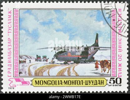 Von der Mongolei gedruckte Briefmarke, auf der Gemälde von Flugzeugen mit Hilfe, Radnabazar, mongolische Maler - Landwirtschaft, um 1979 gezeigt werden. Stockfoto