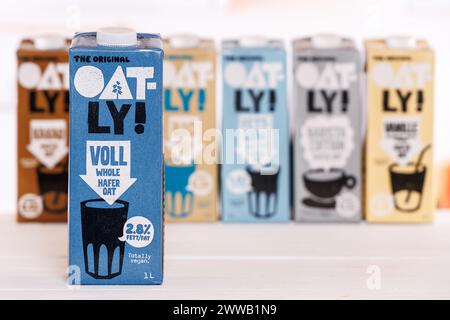 Stuttgart, Deutschland - 4. März 2024: Hafermilch-Ersatzprodukt aus veganem Hafermilch in Stuttgart. Stockfoto