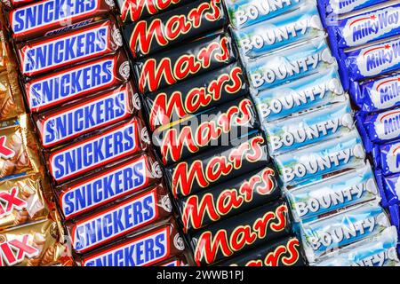 Stuttgart, Deutschland - 7. November 2023: Produkte der Firma Mars Inc. Wie Snickers, Twix, Milky Way und Bounty Schokoladenriegel Hintergrund in Stuttgart, Stockfoto