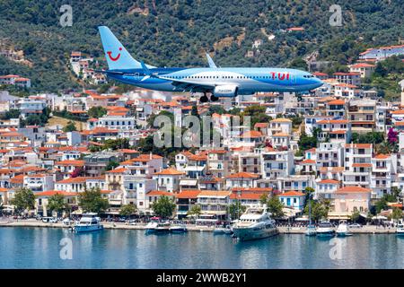 Skiathos, Griechenland - 28. Juni 2023: TUI Airways Boeing 737-800 Flugzeug am Skiathos Flughafen (JSI) in Griechenland. Stockfoto