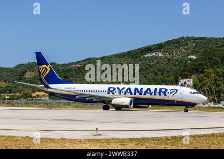 Skiathos, Griechenland - 25. Juni 2023: Ryanair Boeing 737-800 am Flughafen Skiathos (JSI) in Griechenland. Stockfoto