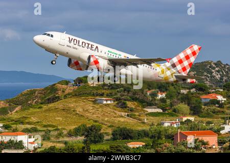 Skiathos, Griechenland - 29. Juni 2023: Flugzeug des Volotea Airbus A319 am Flughafen Skiathos (JSI) in Griechenland. Stockfoto