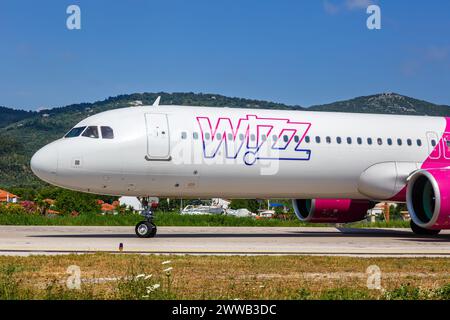 Skiathos, Griechenland - 27. Juni 2023: Wizzair Airbus A321neo Flugzeug am Skiathos Flughafen (JSI) in Griechenland. Stockfoto