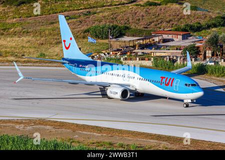 Skiathos, Griechenland - 27. Juni 2023: TUI Airways Boeing 737-800 am Flughafen Skiathos (JSI) in Griechenland. Stockfoto