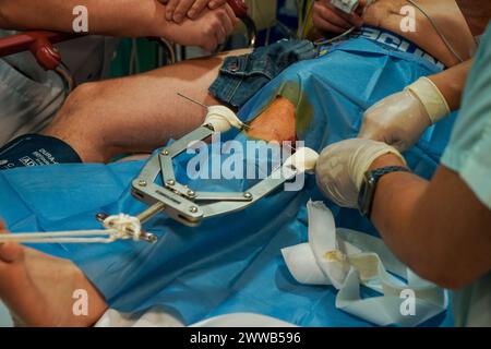 Patient auf der Schockstation auf der Intensivstation eines Universitätsklinikums. Stockfoto