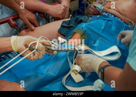 Patient auf der Schockstation auf der Intensivstation eines Universitätsklinikums. Stockfoto