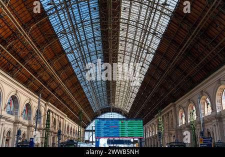 Budapest, Ungarn - 28. Januar 2024: Bahnhof Keleti. Informationstabelle im Vordergrund. Stockfoto