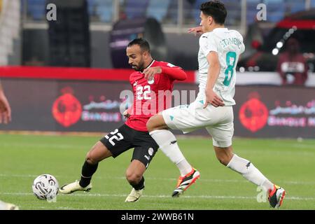 Kairo, Ägypten. März 2024. Mohamed Magdy (L) aus Ägypten tritt am 22. März 2024 mit Marko Stamenic aus Neuseeland beim Freundschaftsspiel der FIFA Series 2024 zwischen Ägypten und Neuseeland in Kairo an. Quelle: Ahmed Gomaa/Xinhua/Alamy Live News Stockfoto