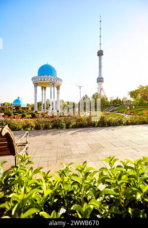 Der Taschkent Fernsehturm Toschkent Teleminorasi und Gedenksäule mit rundem Dach im Park bei Sonnenuntergang in Usbekistan Stockfoto