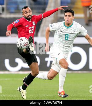 Kairo, Ägypten. März 2024. Mohamed Magdy (L) aus Ägypten tritt am 22. März 2024 im Freundschaftsspiel der FIFA Series 2024 in Kairo (Ägypten) gegen Marko Stamenic aus Neuseeland an. Quelle: Ahmed Gomaa/Xinhua/Alamy Live News Stockfoto