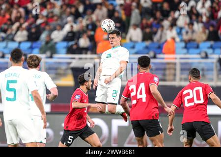 Kairo, Ägypten. März 2024. Max Mata (Top) aus Neuseeland führt den Ball während des Freundschaftsspiels der FIFA Series 2024 zwischen Ägypten und Neuseeland am 22. März 2024 in Kairo an. Quelle: Ahmed Gomaa/Xinhua/Alamy Live News Stockfoto