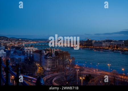 Budapest, Ungarn - 27. Januar 2024: Wunderschöner Blick auf die Innenstadt am frühen Morgen. Parlament, Donau im Hintergrund. Autobahn auf dem Vorgrundstück Stockfoto