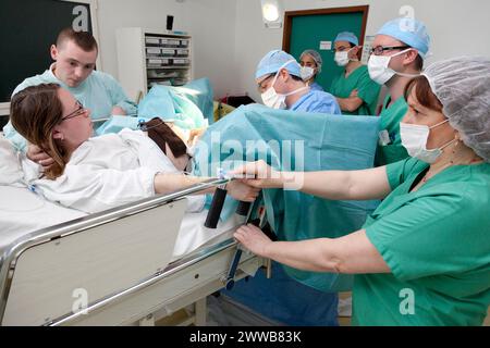 Sobald der Gebärmutterhals geöffnet ist, kommt der Moment der Geburt. Stockfoto