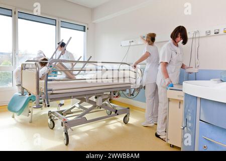 Kinderbetreuer, die ein Zimmer reinigen, nachdem ein Patient die Windelsuite verlassen hat. Stockfoto