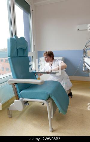 Kinderbetreuer, die ein Zimmer reinigen, nachdem ein Patient die Windelsuite verlassen hat. Stockfoto