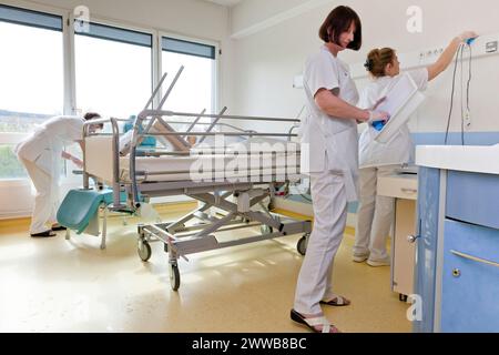 Kinderbetreuer, die ein Zimmer reinigen, nachdem ein Patient die Windelsuite verlassen hat. Stockfoto