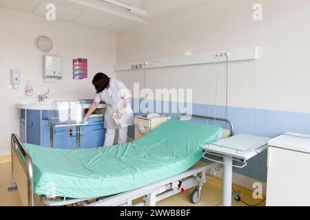 Kinderbetreuer, die ein Zimmer reinigen, nachdem ein Patient die Windelsuite verlassen hat. Stockfoto