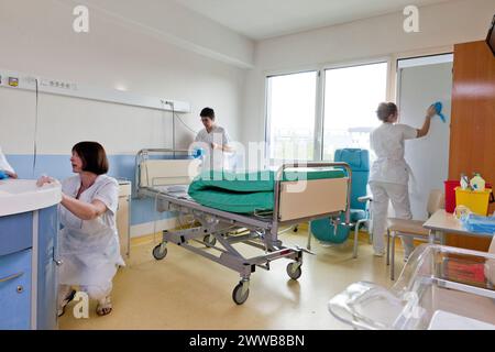 Kinderbetreuer, die ein Zimmer reinigen, nachdem ein Patient die Windelsuite verlassen hat. Stockfoto