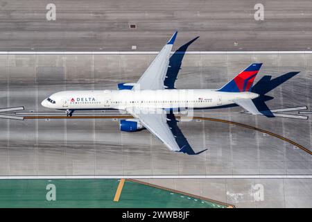 Los Angeles, Vereinigte Staaten - 4. November 2022: Delta Air Lines Boeing 757-200 Flugzeug am Flughafen Los Angeles (LAX) aus der Vogelperspektive in den Vereinigten Staaten. Stockfoto