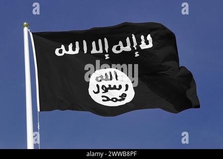 Die Flagge IST die „Flagge des IS“ mit dem „Siegel Muhammads“ übersetzt die dschihadistische Flagge Stockfoto