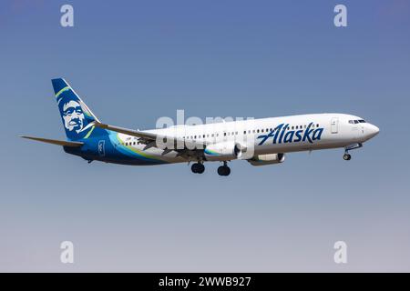 Dallas, Vereinigte Staaten - 5. November 2022: Alaska Airlines Boeing 737-900ER Flugzeug am Dallas Fort Worth Airport (DFW) in den Vereinigten Staaten. Stockfoto