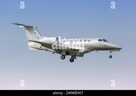 Dallas, USA - 4. November 2022: Privatjet Embraer Phenom 300 am Dallas Love Field Airport (DAL) in den USA. Stockfoto