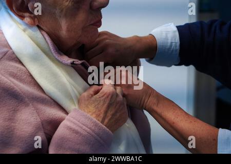 Freiberufliche Krankenschwester während eines täglichen Besuchs bei einem älteren Menschen. Stockfoto