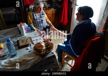 Freiberufliche Krankenschwester während ihres täglichen Besuchs bei einem älteren Menschen. Beinpflege. Stockfoto