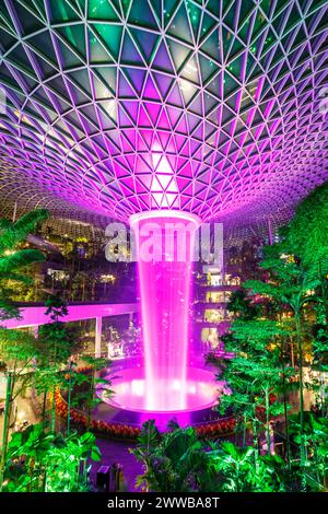 Changi, Singapur - 2. Februar 2023: Wasserfall im Einkaufszentrum Jewel am Flughafen Changi (SIN) in Singapur. Stockfoto