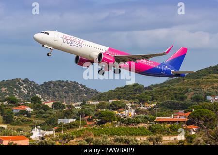 Skiathos, Griechenland - 29. Juni 2023: Wizzair Airbus A321neo am Flughafen Skiathos (JSI) in Griechenland. Stockfoto