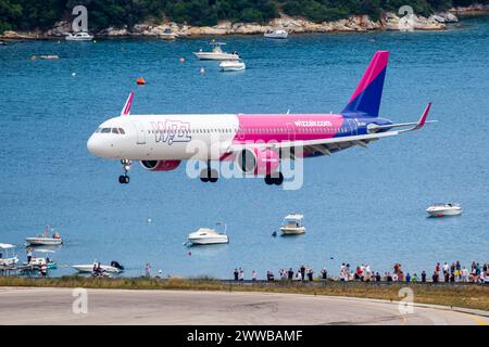 Skiathos, Griechenland - 29. Juni 2023: Wizzair Airbus A321neo am Flughafen Skiathos (JSI) in Griechenland. Stockfoto