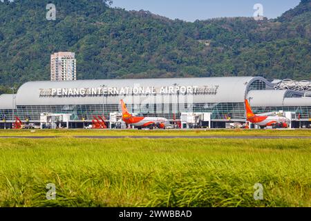 Penang, Malaysia - 8. Februar 2023: Penang PEN Airport Terminal mit Boeing 737-800 Firefly Flugzeugen in Malaysia. Stockfoto
