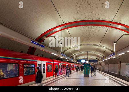 S-Bahn-Station Offenbach am Main Marktplatz, S-Bahn der DB Offenbach am Main Frankfurt Rhein-Main Hessen, Hessen Deutschland Stockfoto
