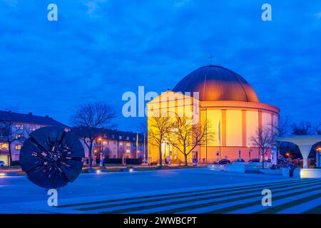 Darmstadt: Kirche St. Ludwig, Platz Georg-Büchner-Platz, Kunstwerk „Grande Disco“ in Bergstraße, Hessen, Deutschland Stockfoto