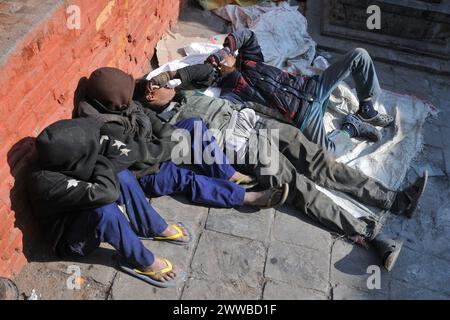 Kathmandu Straßenkinder schnüffeln an Leim. Stockfoto