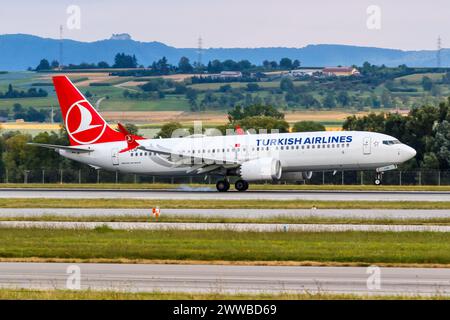 Stuttgart, Deutschland - 31. Juli 2022: Turkish Airlines Boeing 737 MAX 8 am Flughafen Stuttgart (STR). Stockfoto