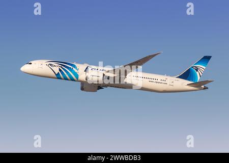 Dubai, Vereinigte Arabische Emirate - 17. Februar 2024: Egypt Air Boeing 787-9 Dreamliner Flugzeug am Flughafen Dubai (DXB) in den Vereinigten Arabischen Emiraten. Stockfoto