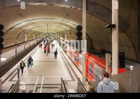 Offenbach am Main: S-Bahn-Station Offenbach am Main Ledermuseum, Zug der DB in Frankfurt Rhein-Main, Hessen, Deutschland Stockfoto