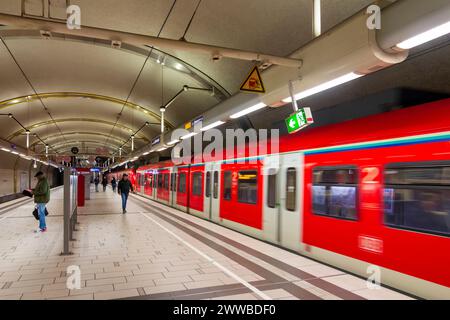 Offenbach am Main: S-Bahn-Station Offenbach am Main Ledermuseum, Zug der DB in Frankfurt Rhein-Main, Hessen, Deutschland Stockfoto