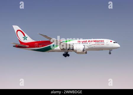 Dubai, Vereinigte Arabische Emirate - 16. Februar 2024: Royal Air Maroc Boeing 787-8 Dreamliner Flugzeug am Flughafen Dubai (DXB) in den Vereinigten Arabischen Emiraten. Stockfoto