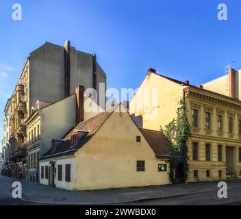 Berlin. Entwicklungsstufen vom einstöckigen Haus um 1810 über einen 'Einspänner' (rechts), der jude. nur 1 Zugang pro Etage hat, zum Mietshaus (links). Stockfoto