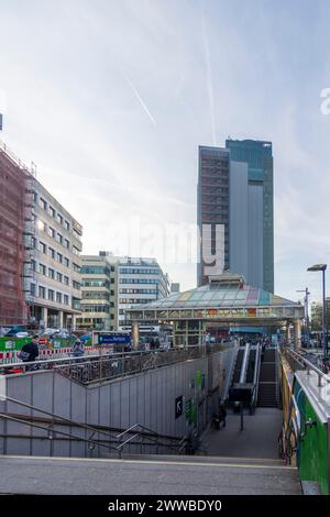 Offenbach am Main: Marktplatz, Stadthaus, Stadthochhaus (dahinter) in Frankfurt Rhein-Main, Hessen, Deutschland Stockfoto