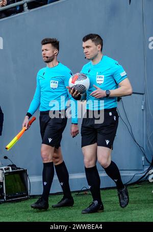 Oslo, Norwegen. März 2024. Schiedsrichter Willy Delajod tritt im Ullevaal Stadion in Oslo für das Fußballspiel zwischen Norwegen und Tschechien ein. (Foto: Gonzales Photo/Alamy Live News Stockfoto