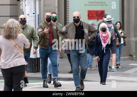 Melbourne, Australien. März 2024. Antifaschistische Demonstranten überqueren die Straße während eines Anti-Trans-Protests und Gegenprotests. Die Schritte des viktorianischen Parlaments werden Zeuge einer Kollision von Ideologien, während Anti-Trans-Demonstranten eine Plattform fordern, während linke Aktivisten vehement Widerstand leisten. Die Emotionen steigen in der aufgeladenen Atmosphäre auf, und die Polizeipräsenz wird verstärkt, um die Ordnung aufrechtzuerhalten. Die Polizei versuchte, Ordnung und Frieden aufrechtzuerhalten. Es wurden Schläge geworfen und ein Pressefotograf wurde von der Polizei bei den Zusammenstößen zu Boden geschlagen. Quelle: SOPA Images Limited/Alamy Live News Stockfoto