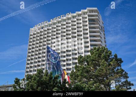 Mecklenburg Vorpommern wartet auf die Gäste 20.03.2024. Warnemünde, Mecklenburg-Vorpommern. Blick auf das Hotel Neptun an der Prächtigen Strandpromenade am Ostseestrand von Warnemünde. Das Ostseebad Warnemünde hat sich auf den Saisonstart vorbereitet, strahlend blauer Himmel und Sonnenschein locken jetzt schon die ersten Gäste an die Ostsee. Pünktlich zu Ostern geht dann die Saison in ganz Mecklenburg-Vorpommern so richtig los. *** Mecklenburg-Vorpommern erwartet Gäste 20 03 2024 Warnemünde, Mecklenburg-Vorpommern Blick auf das Hotel Neptun an der herrlichen Strandpromenade an der Ostsee b Stockfoto